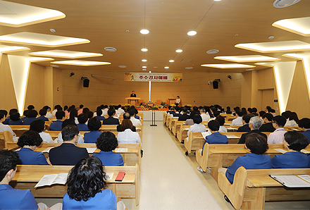 원목실 활동의 교직원 목회 관련 사진으로써 계명대학교 동산병원 개원 116주년 기념으로 사람들이 강당에서 예배를 드리는 사진입니다.